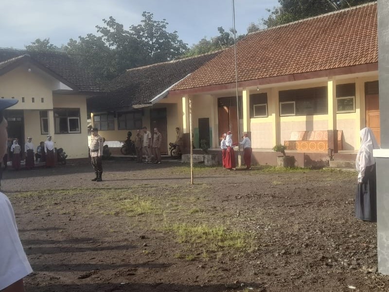 Upacara Bendera Setiap Hari Senin